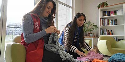 Gümüşhane’de el örgüsü atkılar köy okulundaki miniklerle buluştu